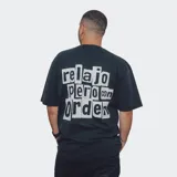 Remera de corte oversize, color negro con efecto acid wash, cuello redondo y manga corta. Presenta un pequeño texto bordado en el pecho que dice "RELAJO".