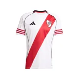 Camiseta de fútbol Adidas del Club Atlético River Plate, modelo Home 2025/2026. Diseño blanco con la icónica banda diagonal roja, cuello redondo con detalles en negro y rojo, y las tres tiras de Adidas en color rojo sobre las mangas.