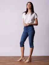 Pantalón capri de denim elastizado, color celeste.