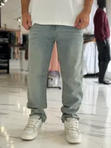 Pantalón de jean gris con efecto deslavado, corte baggy y diseño holgado.