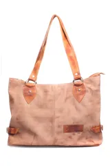 Cartera tipo tote de cuero en tono marrón desgastado, con doble asa de hombro, cierre superior y detalles de correas laterales decorativas. Incluye un parche de cuero con el logo de la marca Patzu en la parte frontal.