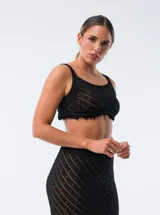 Musculosa de viscosa color negro, con escote redondo y breteles finos.