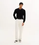 Suéter masculino de punto texturizado en color beige, con cuello polo, cierre frontal de tres botones, manga larga y terminaciones acanaladas en puños y ruedo.