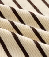 Blusa baby look de rib con rayas horizontales beige y marrón, cuello redondo y puños en color marrón contrastante.