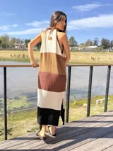 Vestido midi de punto tejido en bloques de colores beige, marrón claro, marrón oscuro y negro, con cuello halter ajustable y reborde en crochet.