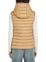 Chaleco acolchado color beige con capucha desmontable, cierre frontal con cremallera, dos bolsillos laterales con cremallera y logo de Tommy Hilfiger bordado en el pecho. Confeccionado en poliéster reciclado con acabado repelente al agua.