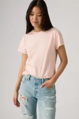 Remera de algodón color rosado, con cuello redondo y mangas cortas.