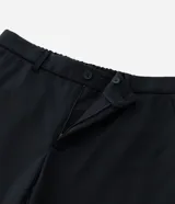 Pantalón de sastrería gris, de corte skinny y calce ajustado, con trabillas en la cintura, bolsillos laterales y cierre frontal con botón y cremallera. Confeccionado con tecnología performance que facilita el planchado y ofrece secado rápido.