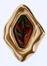 Aros de diseño irregular con estructura de metal dorado y aplique central de resina en tono rojizo. Cierre metálico a presión.