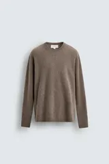 Jersey de punto canalé con cuello redondo y manga larga, confeccionado en hilatura de cashmere. Presenta un corte regular fit con acabados en rib en puños y bajo.