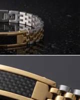 Pulsera de acero con baño de oro, compuesta por eslabones tipo reloj y una placa central con detalle de fibra de carbono.