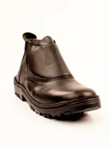 Zapato de trabajo negro de cuero con cordones.