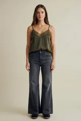 Blusa satinada marrón con detalles de encaje en el escote en V y en el ruedo. Presenta tirantes finos regulables.