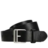 Cinturón de cuero negro con hebilla metálica rectangular de diseño clásico y presilla a juego.