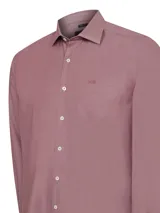 Camisa de manga larga RKF modelo Woolsolid, de color vino, con cuello italiano, cierre frontal con botones y un bolsillo en el pecho con el logo bordado.