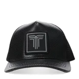 Gorro negro con visera y parche con logo de la marca en el frente.