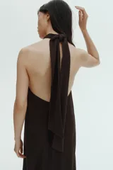 Vestido midi negro confeccionado en punto con efecto arrugado, de escote halter alto con detalle girado y tiras anchas con diseño solapado al frente.