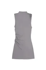 Vestido mini sin mangas de color gris, con cuello alto drapeado y silueta recta.