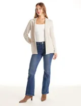 Cardigan tejido color beige, marca Elie Tahari, con cuello con solapa, bolsillos delanteros aplicados y ruedo de manga con dobladillo.