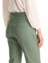 Pantalon de corte slim fit en color verde, confeccionado en tejido tecnico de alta densidad. Presenta una pretina ancha elastizada de estilo pull-on, sin cierres ni botones, y cuenta con cinco bolsillos funcionales.