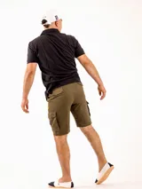 Bermuda cargo negra de algodón, con bolsillos laterales y traseros.