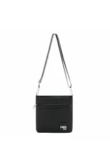 Bandolera negra de diseño compacto con cierre superior, bolsillo frontal con cierre y parche con logo de la marca. Incluye correa larga ajustable con detalles en blanco.