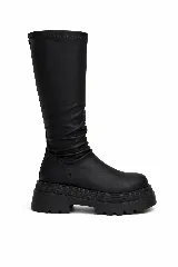 Bota bucanera de caña alta con diseño fruncido en la parte superior y suela track de plataforma dentada.