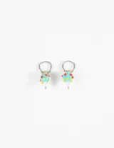 Par de aros colgantes con argolla plateada, dije de vidrio celeste con lunares rojos y amarillos, y perla blanca.