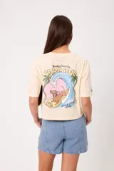 Remera de algodón color amarillo claro, con corte cropped y estampa gráfica en la espalda temática de surf con un perro dachshund.
