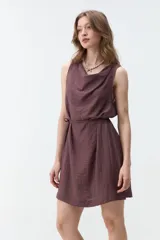 Vestido corto sin mangas de color marrón oscuro, con escote drapeado y un fino lazo ajustable en la cintura.
