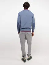 Jersey de cuello en pico para hombre, confeccionado en mezcla de algodón y cashmere. Presenta un diseño liso con logo bordado en el pecho y coderas de antelina a tono.
