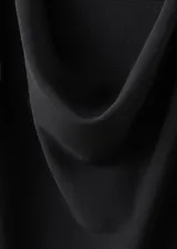 Vestido corto negro de tejido de punto fino, con cuello redondo, manga corta, diseño entallado y espalda con cuello drapeado.