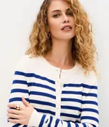 Cardigan de punto Marfinno con diseño de rayas horizontales rojas y blancas, de corte ajustado, cuello redondo, manga larga y cierre frontal con botones.