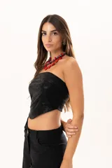 Top strapless de cuerina negra con diseño estilo corset y terminación en punta en la parte frontal. Cuenta con cierre en la parte posterior.