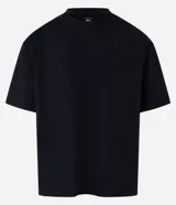 Remera boxy de manga corta y cuello redondo, confeccionada con tecnología dry de tacto frío en el interior y exterior de algodón.