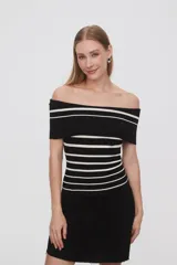 Top negro de tejido de punto con escote off-shoulder y rayas horizontales blancas.