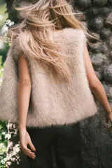 Chaleco color beige con efecto peludito, cuello en V y cierre oculto de corchete. Forrado.