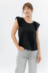 Musculosa rosa de corte clásico con cuello redondo y volados en los hombros.