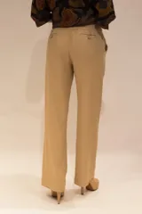 Pantalón negro de lino, corte palazzo, con cintura alta elastizada y cordón ajustable.