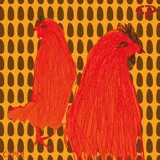 Pañuelo cuadrado de diseño versátil con estampa original de gallinas rojas sobre fondo naranja con patrón de puntos marrones.