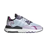 Championes Adidas Nite Jogger, modelo femenino, con diseño multicolor en tonos lila, celeste y negro. Presenta una capellada de malla con perforaciones y superposiciones de cuero, entresuela con tecnología Boost para mayor amortiguación y suela de goma.