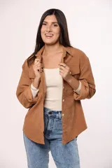 Camisa de pana fina color beige, con cuello clásico, cierre frontal de botones y dos bolsillos con solapa en el pecho.