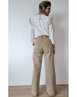 Pantalón de jean estilo wide leg con costuras verticales frontales, tiro alto y bolsillos laterales.