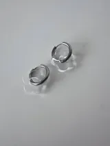 Aros de acero quirúrgico argolla con dije colgante en forma de flor transparente.