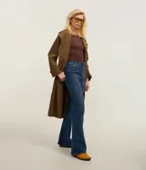 Pantalón de jeans azul, modelo flare con caída ajustada y bolsillos traseros con solapa.