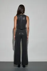 Pantalon de vestir negro con acabado brillante y textura tipo lentejuelas, de corte recto y tiro medio.