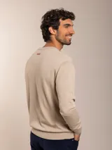 Sweater azul marino de algodón con cuello en V y logo bordado en el pecho.