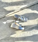 Sandalias plateadas con plataforma y tiras finas.