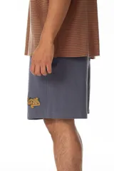 Bermuda gris de algodón premium con logo Vernal estampado en color mostaza, bolsillos laterales y trasero, cintura elástica con cordón ajustable y corte relajado.