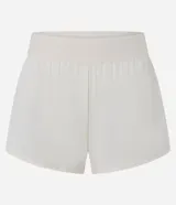 Short deportivo runner de la marca Get Over, color blanco, con cintura ancha elástica y bajo redondeado.
